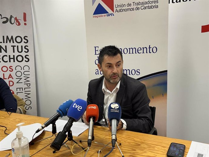 Archivo - El presidente de UPTA, Eduardo Abad, en rueda de prensa.