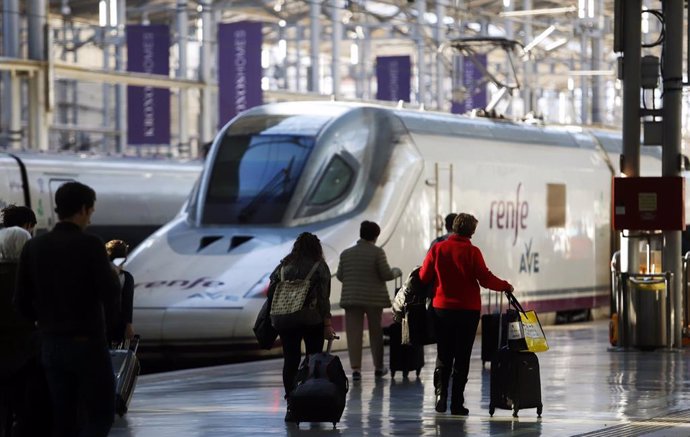 Archivo - Varios viajeros cogen el AVE en la Estación María Zambrano de la ciudad de Málaga.