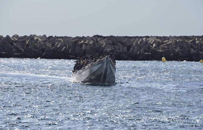 Varios migrantes a su llegada al puerto de La Restinga, a 22 de septiembre de 2024, en El Hierro, Canarias (España). Un total de 780 personas migrantes han llegado durante el fin de semana a las Islas Canarias. Las últimas 127 han sido rescatadas en la ta