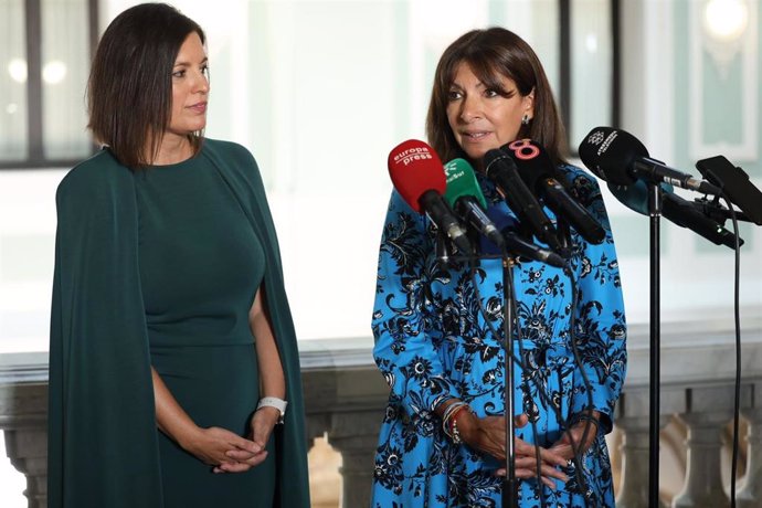 Anne Hidalgo, alcaldesa de París, junto a la alcaldesa de San Fernando, Patricia Cavada.