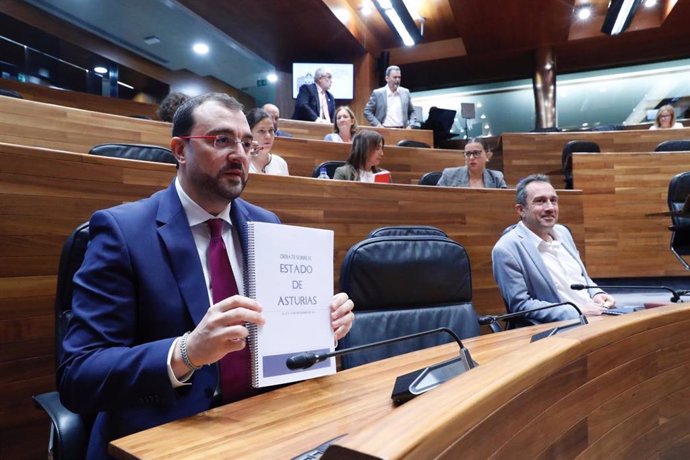 El presidente del Principado, Adrián Barbón, antes de iniciar su discurso en el Debate de Orientación Política.