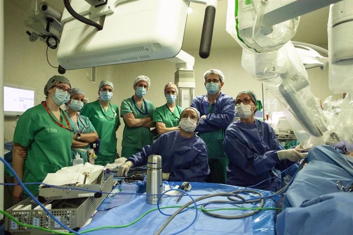 Archivo - Imagen de la primera operación realizada con la plataforma robótica Da Vinci en el Servicio Riojano de Salud