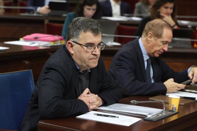 Archivo - El Conseller de Agricultura, Pesca i Medi Natural, Joan Simonet, durante una sesión plenaria en el Parlament. Archivo.