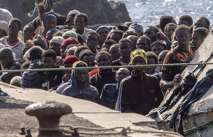 Varios migrantes a su llegada al puerto de La Restinga, a 22 de septiembre de 2024, en El Hierro, Canarias (España). Un total de 780 personas migrantes han llegado durante el fin de semana a las Islas Canarias. Las últimas 127 han sido rescatadas en la ta