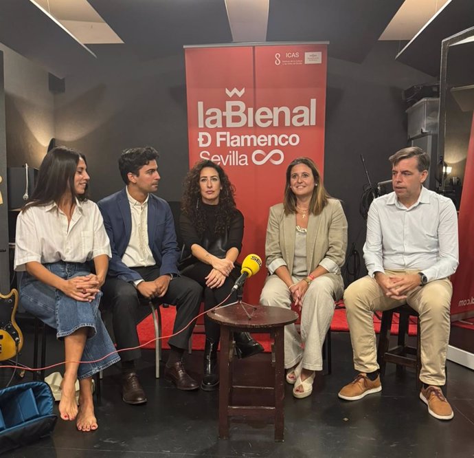 La delegada de Turismo y Cultura en el Ayuntamiento de Sevilla, Angie Moreno, junto al director de La Bienal, Luis Ybarra, y el director del Instituto Andaluz del Flamenco, Cristóbal Ortega.