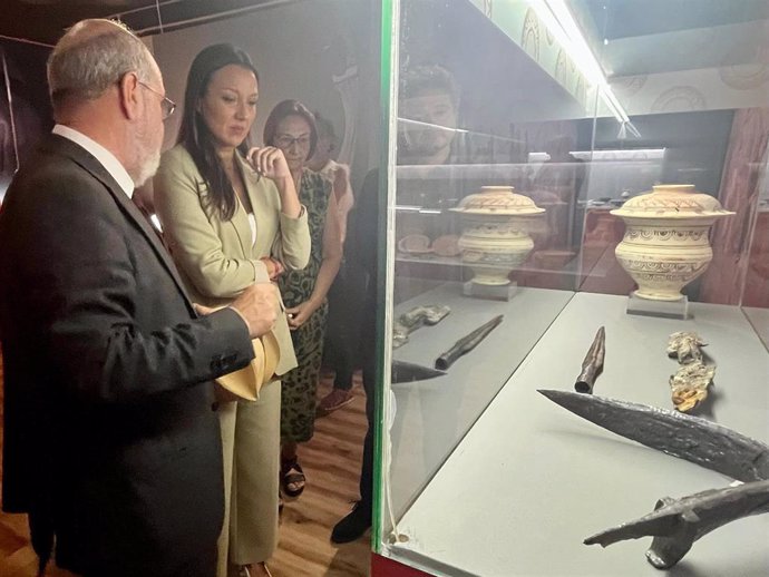 La Consejera Carmen Conesa Durante Su Visita A La Exposición Acompañada Por Los Comisarios De La Muestra