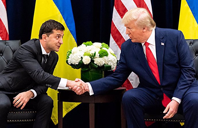 Archivo - 25 September 2019, US, New York: US President Donald Trump (R), shakes hands with Ukraine's President Volodymyr Zelensky, after their bilateral meeting at Intercontinental New York Barclay hotel. Photo: Shealah Craighead/White House via ZUMA Wir