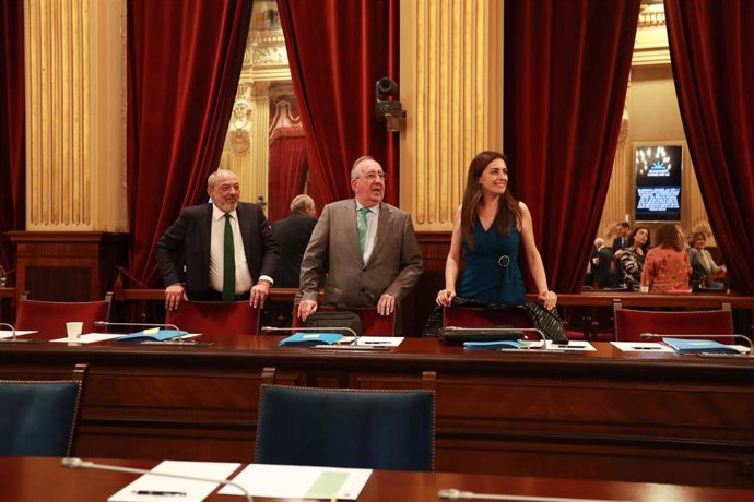 Archivo - Los diputados de Vox Sergio Rodríguez (i) e Idoia Ribas (d) junto al diputado no adscrito Agustí Buades (c).