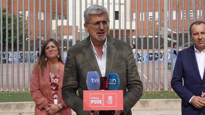 El portavoz adjunto del PSOE-A, Josele Aguilar, en una atención a medios en Málaga.