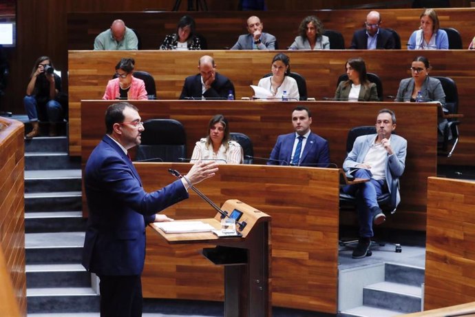 El presidente del Principado, Adrián Barbón, interviene en la Junta durante el Debate de Orientaicón política.