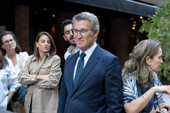 El presidente del Partido Popular, Alberto Núñez Feijóo, sale del Restaurante Di María tras una comida con la cúpula del PP, a 23 de septiembre de 2024, en Madrid (España). Los tres líderes autonómicos han comido en el restaurante de la capital después de