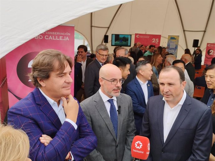 El delegado del Gobierno en Madrid, Francisco Martín, junto al alcalde de Fuenlabrada, Javier Ayala, visitan el cerro de La Cantueña