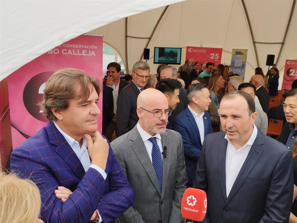 El delegado del Gobierno en Madrid, Francisco Martín, junto al alcalde de Fuenlabrada, Javier Ayala, visitan el cerro de La Cantueña