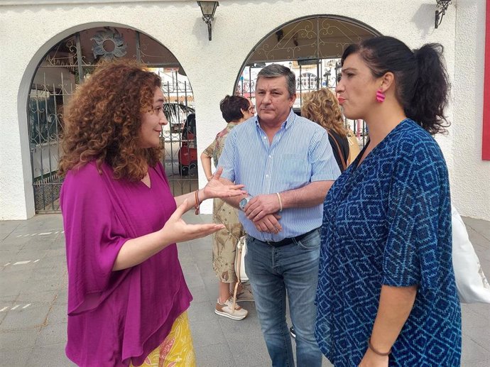 La portavoz del grupo parlamentario de Por Andalucía, Inma Nieto, dialoga con la coordinadora provincial de IU, Toni Morillas, tras reunirse con trabajadores del parque de atracciones Tivoli.