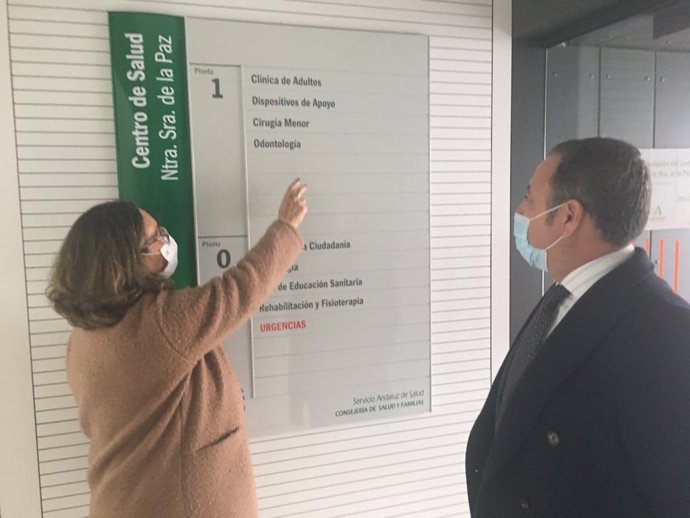 Archivo - La delegada territorial de Salud y Familias, Regina Serrano, junto con el delegado del Gobierno andaluz en Sevilla, Ricardo Sánchez 