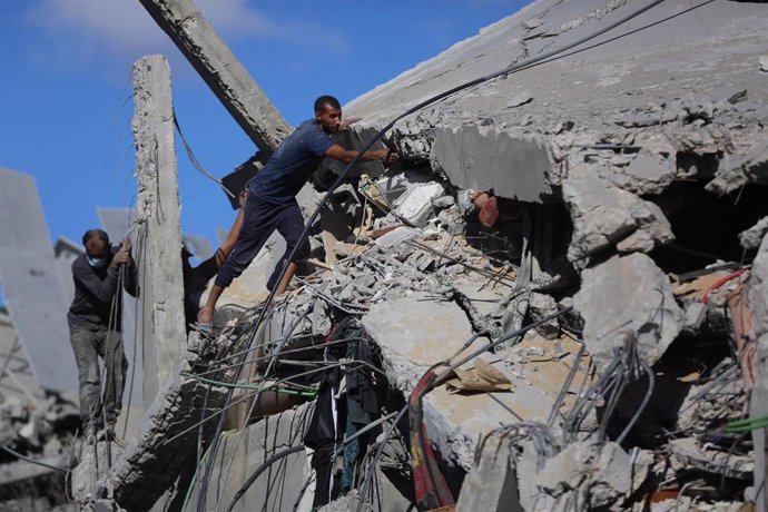 Edificio destruido por un bombardeo del Ejército de Israel contra el campamento de refugiados de Al Bureij, en el centro de la Franja de Gaza (archivo)