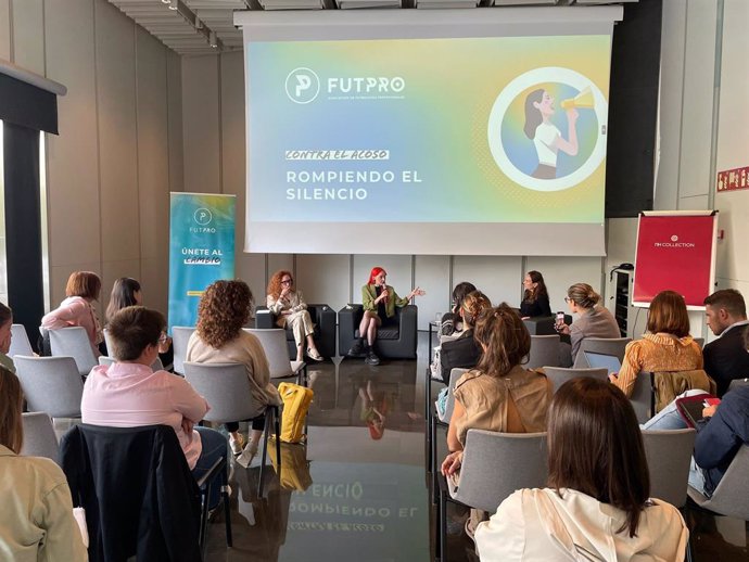 Imagen de la jornada 'Rompiendo el silencio', organizada por FUTPRO para concienciar y educar sobre el acoso