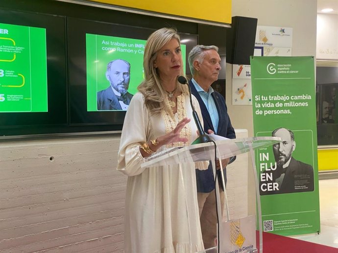 La concejala de Educación y Cultura, Irene Carvajal, junto con el presidente de la aociación española Contra el Cáncer de Valladolid, Artemio Dominguez, inauguran la muestra 'Así trabaja un influencer como Ramón y Cajal'