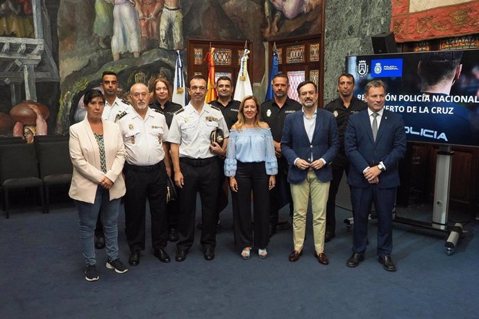 La presidenta del Cabildo de Tenerife, Rosa Dávila, junto a los agentes de la Policía Nacional que participaron en la 'Operación Ignus'