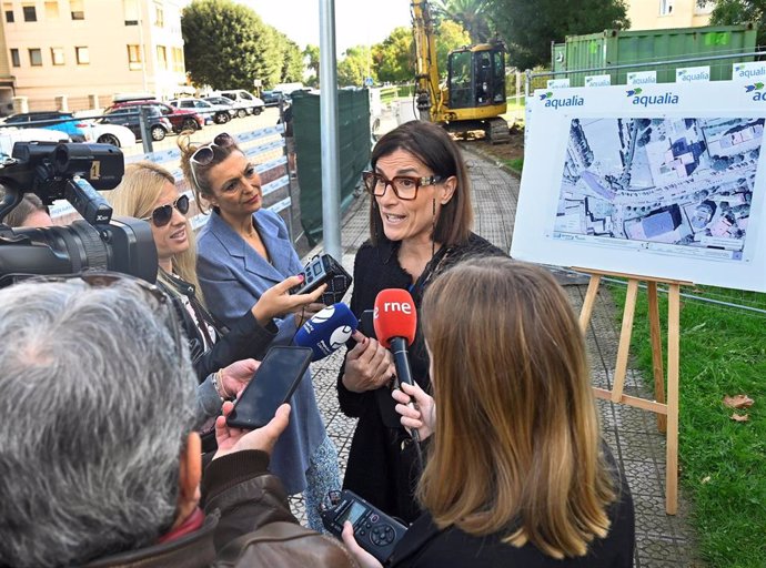 La alcaldesa de Santander, Gema Igual, ha asistido al inicio de las obras de mejora del alcantarillado en la Avenida del Stadium