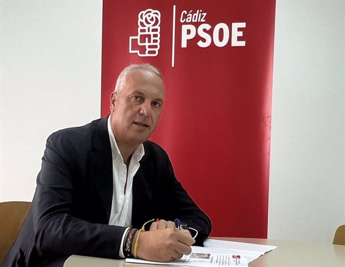 El secretario provincial del PSOE en Cádiz, Juan Carlos Ruiz Boix, firmando su aval a Pedro Sánchez como candidato a la Secretaría General.