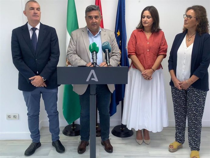 Autoridades en la presentación de la programación organizada por la Junta de Andalucía con motivo del Día Internacional de las Personas Mayores en Huelva.