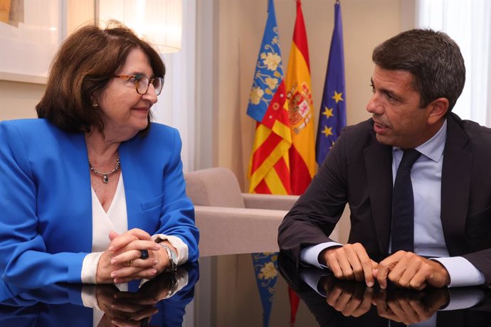 El president de la Generalitat, Carlos Mazón, i la rectora de la Universitat d'Alacant (UA), Amparo Navarro. 