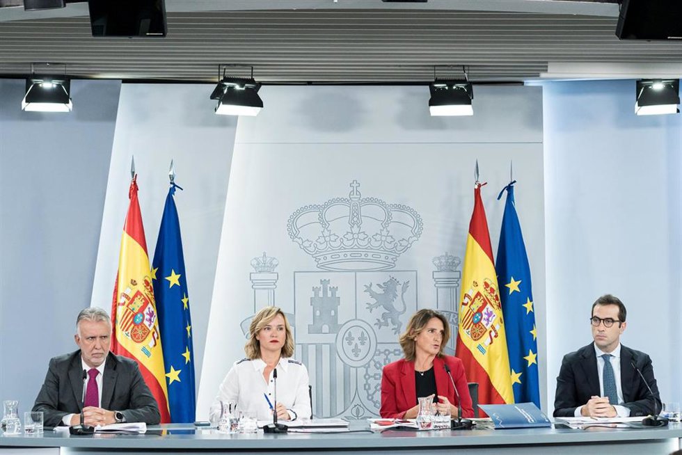 (I-D) El ministro de Política Territorial y Memora Democrática, Ángel Víctor Torres; la ministra de Educación, Pilar Alegría, la vicepresidenta tercera y ministra par la Transición Ecológica, Teresa Ribera y el ministro de Economía, Carlos Cuerpo, duran