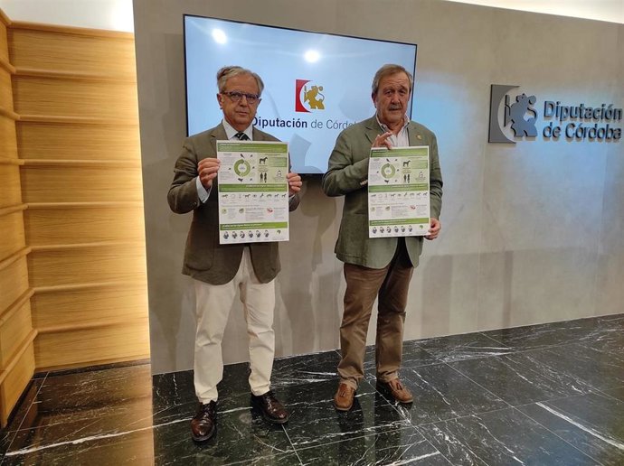 Salvador Fuentes (izda.) y José María Torres en la presentación del grupo de trabajo contra el Virus del Nilo.