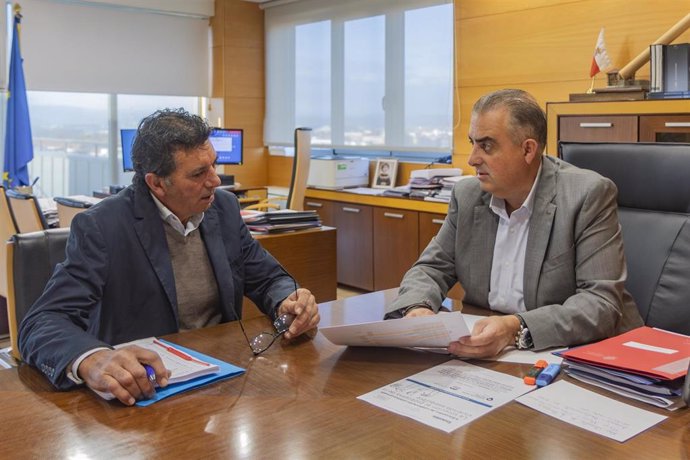 El consejero de Fomento, Vivienda, Ordenación del Territorio y Medio Ambiente, Roberto Media, recibe al alcalde de Bareyo.