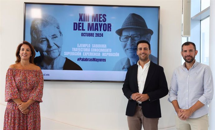 La vicepresidenta de Ciudadanía y Equilibrio Territorial, Antonia Ledesma, junto al diputado de Mayores, José Santaolalla, en la presentación de la programación de la edición XIII del Mes del Mayor de la Diputación de Málaga.