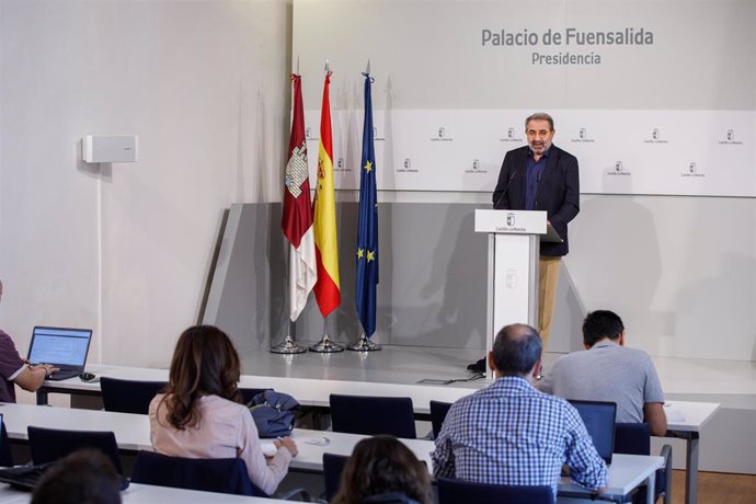 El consejero de Sanidad, Jesús Fernández Sanz, en rueda de prensa.