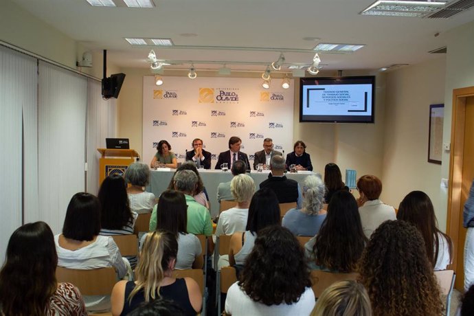 Presentación del 'Tratado General de Trabajo Social, Servicios Sociales y Política Social', acto en el que ha participado el rector de la UPO, Francisco Oliva.