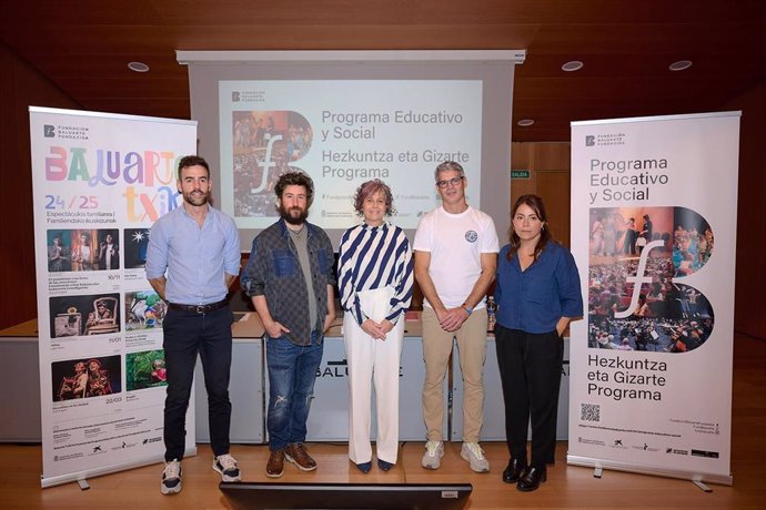 Rubén Jauquicoa, director gerente de Fundación Baluarte; Iker Huitzi, miembro de Demode Quartet; la consejera Esnaola; Unai Esparza, trabajador de Zakan Social; e Izaskun Azcona, delegada para Navarra de Fundación 'la Caixa'