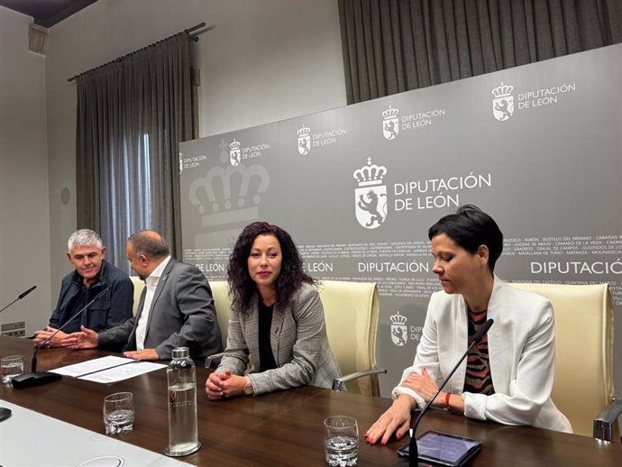 De izquierda a derecha, el director del Centro Asociado de la UNED de Ponferrada, Jorge Vega; el presidente de la Diputación de León, Gerardo Álvarez Courel; la diputada de Derechos Sociales, Carolina López, y la coordinadora de la Red CIT, María Martos.