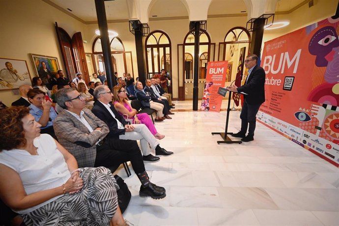 El rector presenta la programación de la Bienvenida Universitaria en un acto celebrado en la Convalecencia