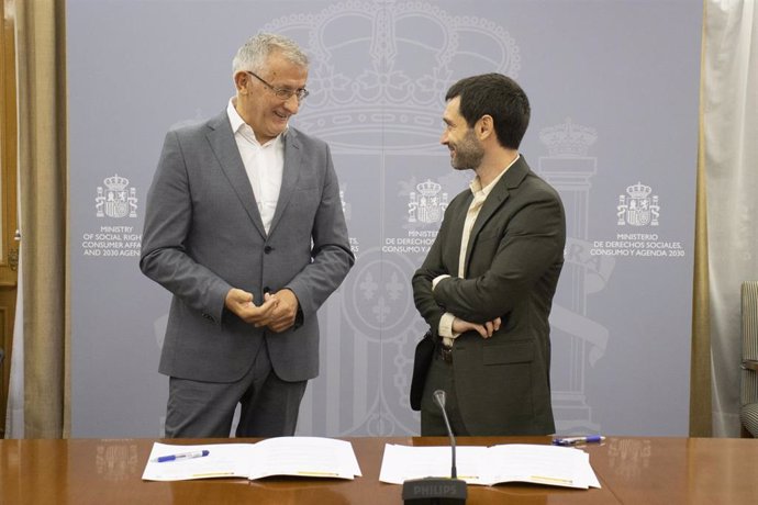 El vicepresidente Taberna y el ministro Bustinduy, esta mañana, antes de su encuentro en la sede el Ministerio de Derechos Sociales, Consumo y Agenda 2030.