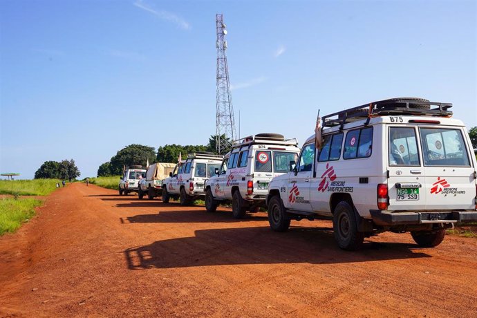 Archivo - Vehículos de Médicos Sin Fronteras (MSF) transportan suministros y equipos a una clínica móvil en el condado de Morobo, en Ecuatoria Central, en el sur de Sudán del Sur (archivo)