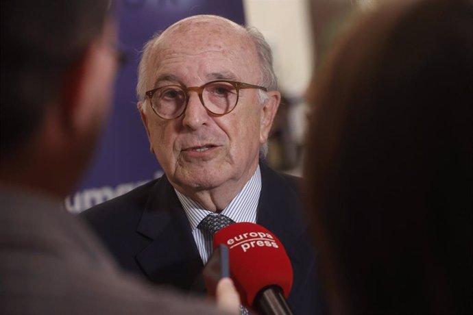 El excomisario de Economía de la Unión Europea y exvicepresidente de la Unión Europea, Joaquín Almunia, ofrece declaraciones a los medios durante el encuentro de Diálogos para el Desarrollo, en el Hotel Only You