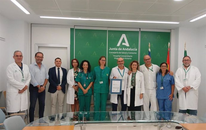 El delegado territorial de Salud y Consumo en Málaga, Carlos Bautista Ojeda; del director gerente del hospital, Jesús Fernández Galán, y del director de la ACSA, José Ignacio del Río Maza de Lizana, así como del equipo directivo del centro hospitalario,.