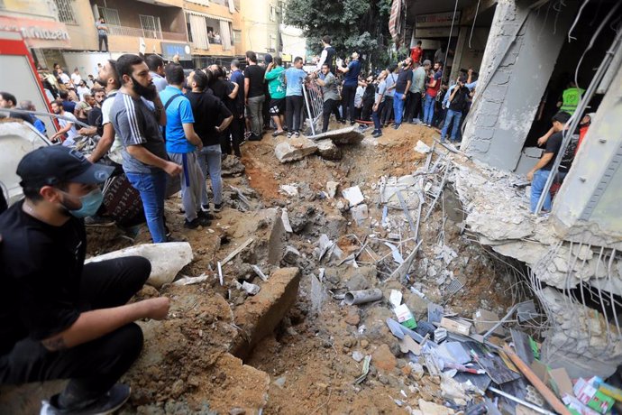 Un grupo de personas junto al edificio bombardeado el 20 de septiembre de 2024 por el Ejército de Israel en la capital de Líbano, Beirut (archivo)