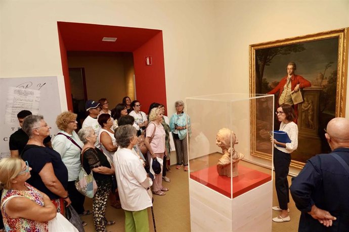 El programa para mayores ha arrancado con la visita a la nueva exposición del Centro Cultural Fundación Unicaja de Málaga, 'El Westmorland en Málaga'.