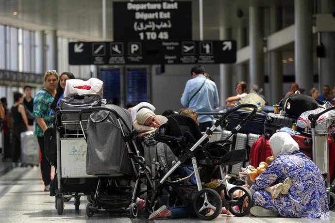 Archivo - Pasajeros en el Aeropuerto Internacional Rafik Hariri de Beirut