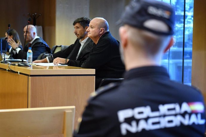 El presunto asesino de Juana Canal, Jesús Pradales (d) y su abogado Juan Luis Salgado (i), durante un juicio en la Audiencia de Madrid, a 17 de septiembre de 2024, en Madrid (España). 