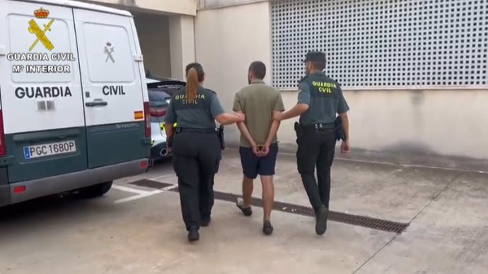 Agentes de la Guardia Civil acompañan al detenido en Sa Calobra.