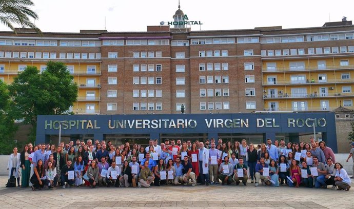 El Virgen del Rocío reconoce a 80 especialistas internos residentes que han finalizado su formación