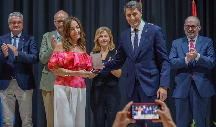 El delegado del Gobierno en Andalucía, Pedro Fernández, entrega galardones por el Día de la Merced en el centro penitenciario de El Acebuche (Almería).