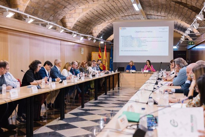 La consejera de Educación, Cultura y Deporte del Gobierno de Aragón, Tomasa Hernández, reunida con el sector de la Educación Infantil 0-3 en el Edificio Pignatelli.