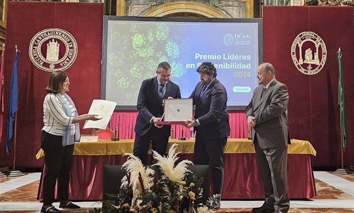 El presidente de Hefame, Enrique Ayuso, recibe el premio de manos del presidente de la Región de Murcia, Fernando López Miras, y de la presidenta de la UCAM, María Dolores García