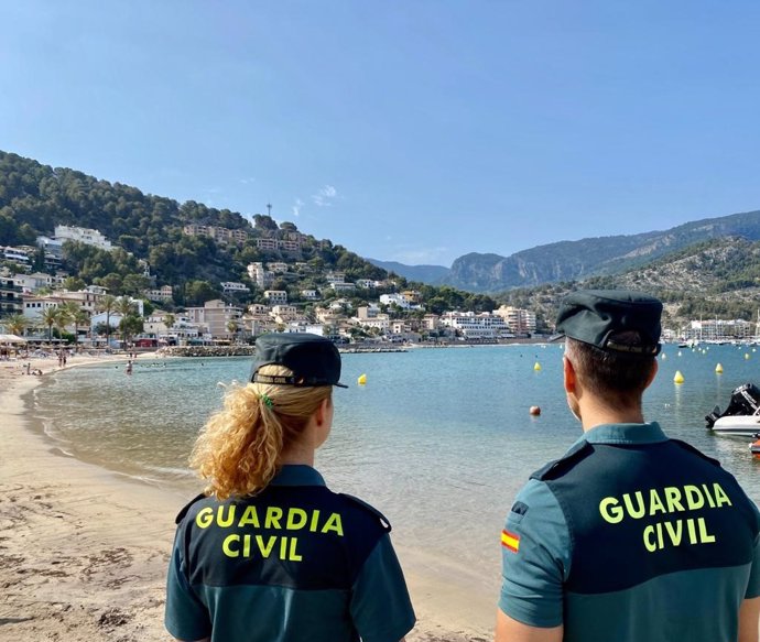 Agentes de la Guardia Civil en s'Arenal de Llucmajor.